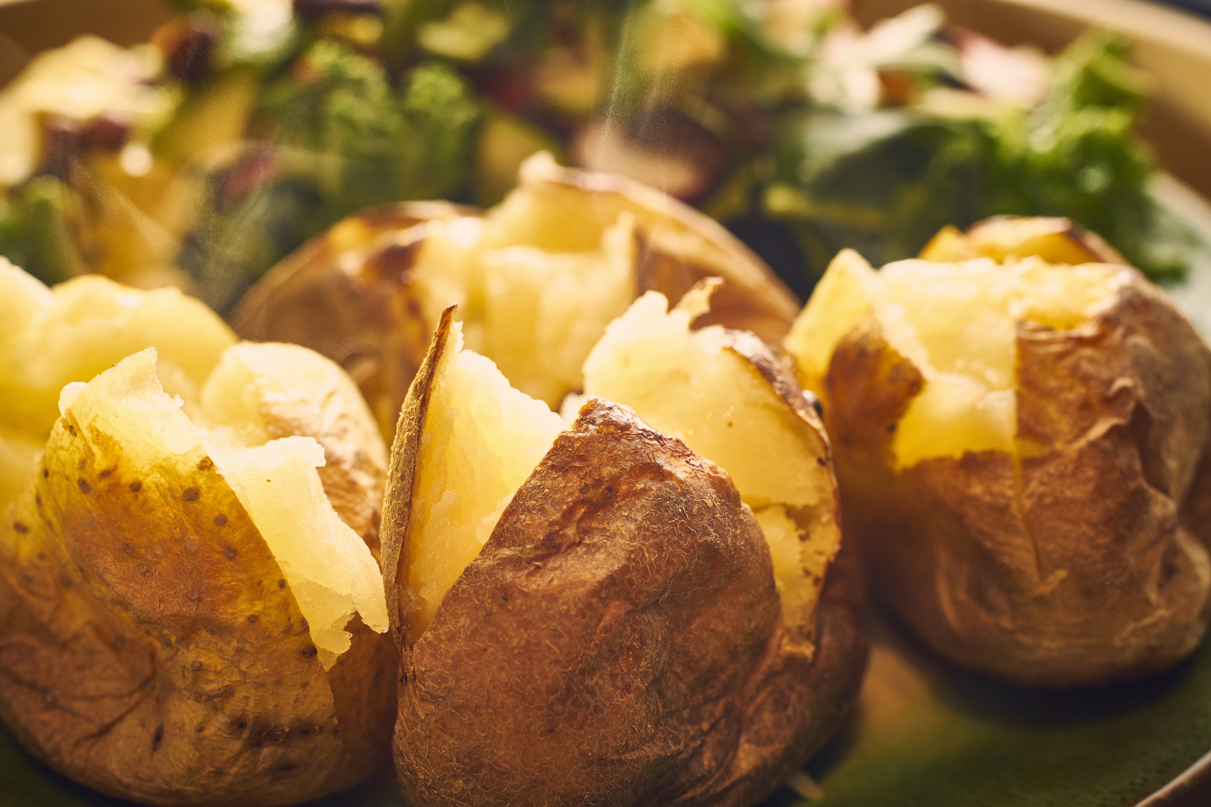 Печеный в кожуре. Печеный картофель. Печеная картошка в мундире. Картофель запеченный в мундире. Картошка в мундире в духовке.