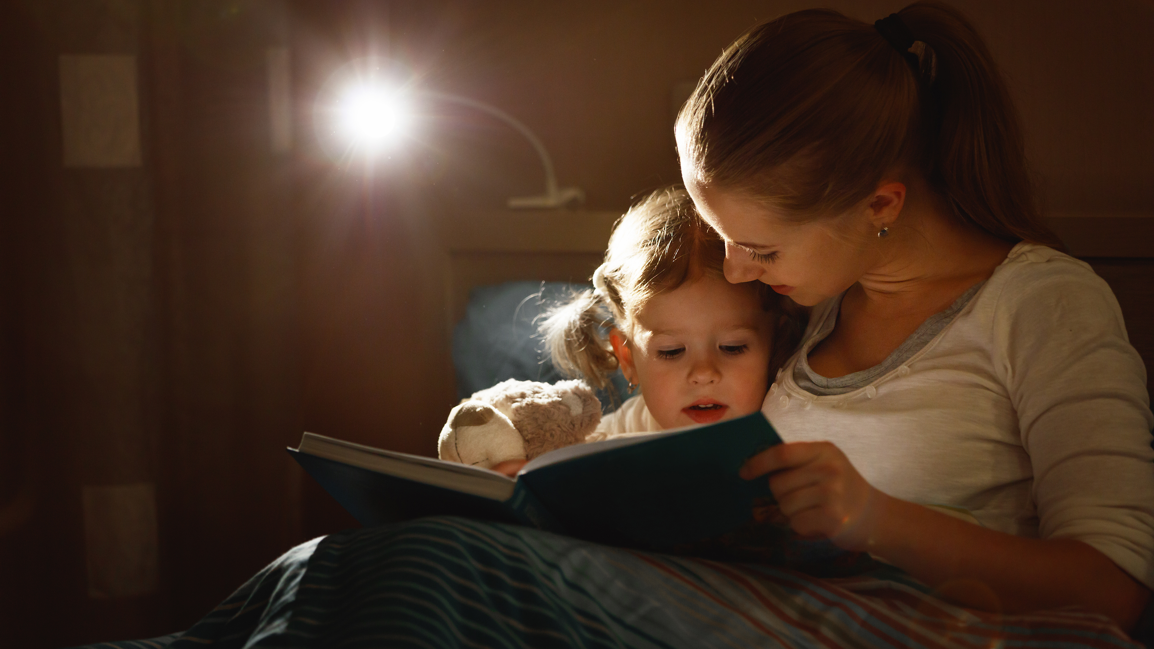 Ребенок читает стих маме
