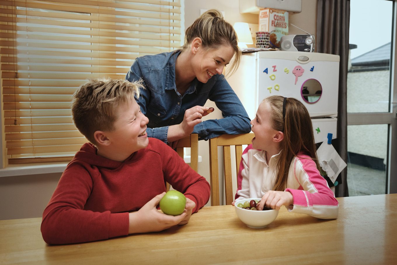 Children eating apples and grapes