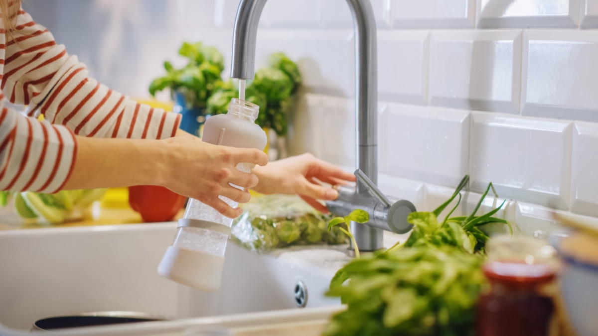 How to keep water bottles clean and bacteria free