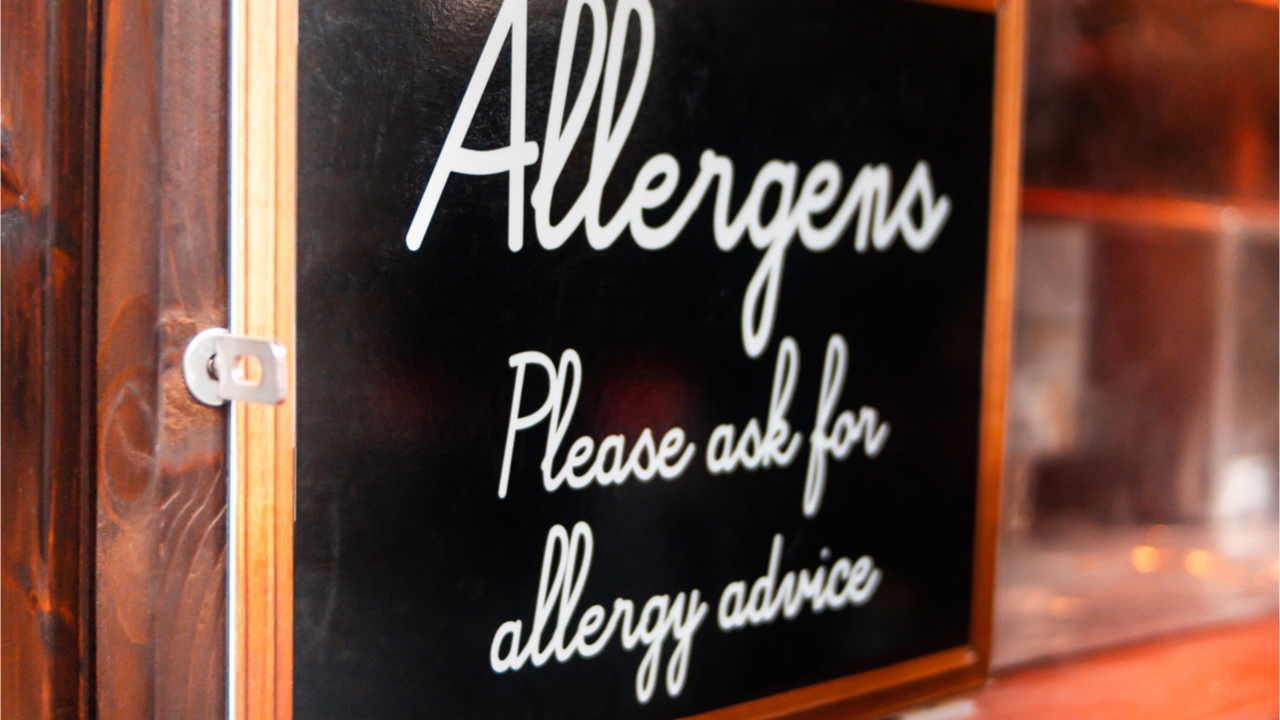 Restaurant sign saying please ask about food allergies